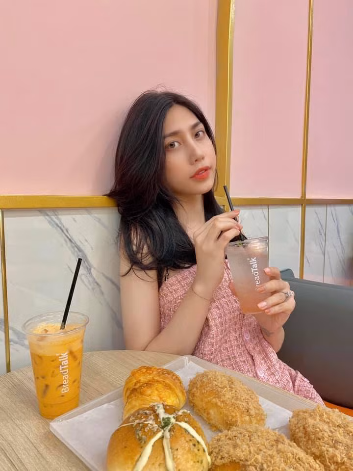 Năm 2019, Khánh Vân chi tiền tỷ thực hiện cuộc phẫu thuật chuyển giới ở Thái Lan. Với nhan sắc khả ái hiện tại cô đã trở thành một beauty blogger có tiếng.