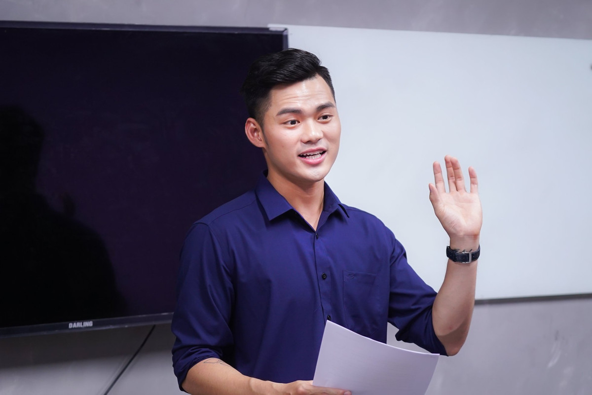 Khi lên sóng truyền hình, khi đứng lớp dạy học hay kể cả ngoài đời thường Hoàng Hùng đều gây ấn tượng với nhiều người nhờ vào ngoại hình cao ráo, gương mặt sáng và giọng nói trầm ấm. Ảnh: FBNV