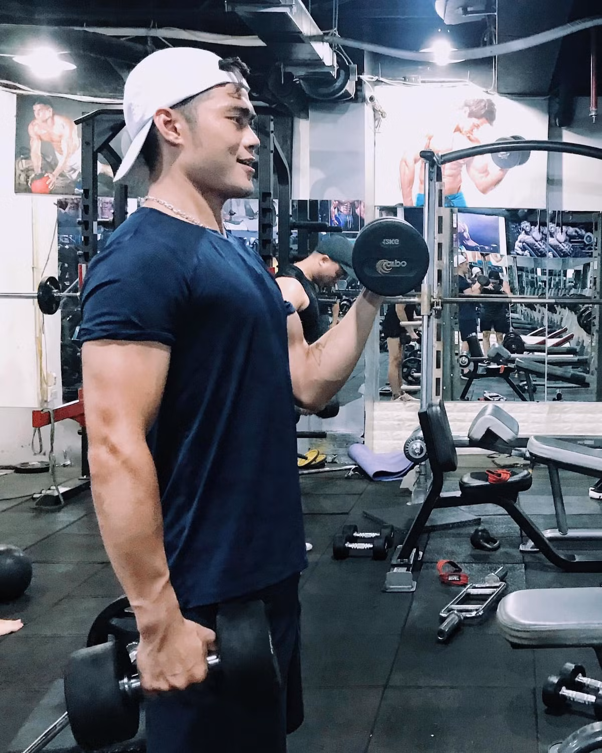 Với chất giọng trầm ấm, lối dẫn chuyện cuốn hút và đặc biệt là đời tư rất sáng, nam MC điển trai đã khiến cho nhiều khán giả nữ phải xao xuyến mỗi khi xem chương trình có mình dẫn.