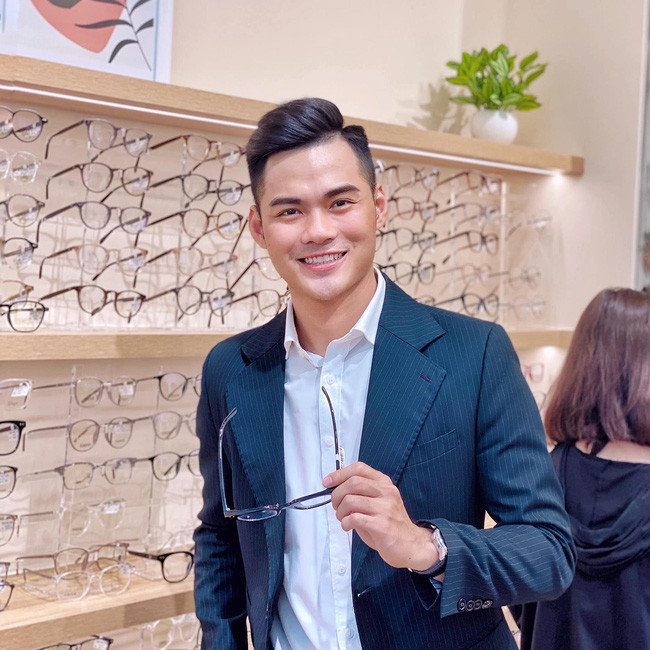 Nhờ nỗ lực, chàng trai thi lại cấp 3, sau đó đỗ vào Đại học Sư phạm Nghệ thuật Trung Ương.