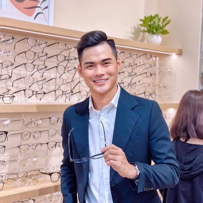 Nhờ nỗ lực, chàng trai thi lại cấp 3, sau đó đỗ vào Đại học Sư phạm Nghệ thuật Trung Ương.