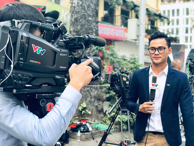 MC VTV Hoàng Hùng hiện đang dẫn dắt bản tin Thời sự trực tiếp trên kênh VTV4. Ngoài ra, Hùng còn cộng tác với các chương trình của VTV1, VTV2, VTV3.
