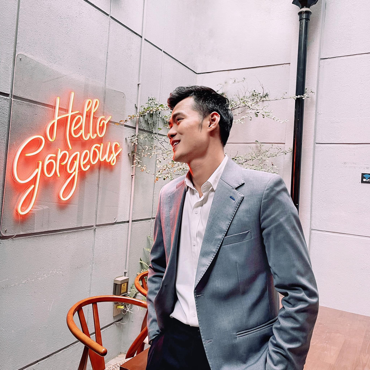 Trước khi trở thành MC, Hoàng Hùng trải qua tuổi thơ khốn khó, từng thi trượt cấp 3 và làm thợ rửa xe, phụ hồ.