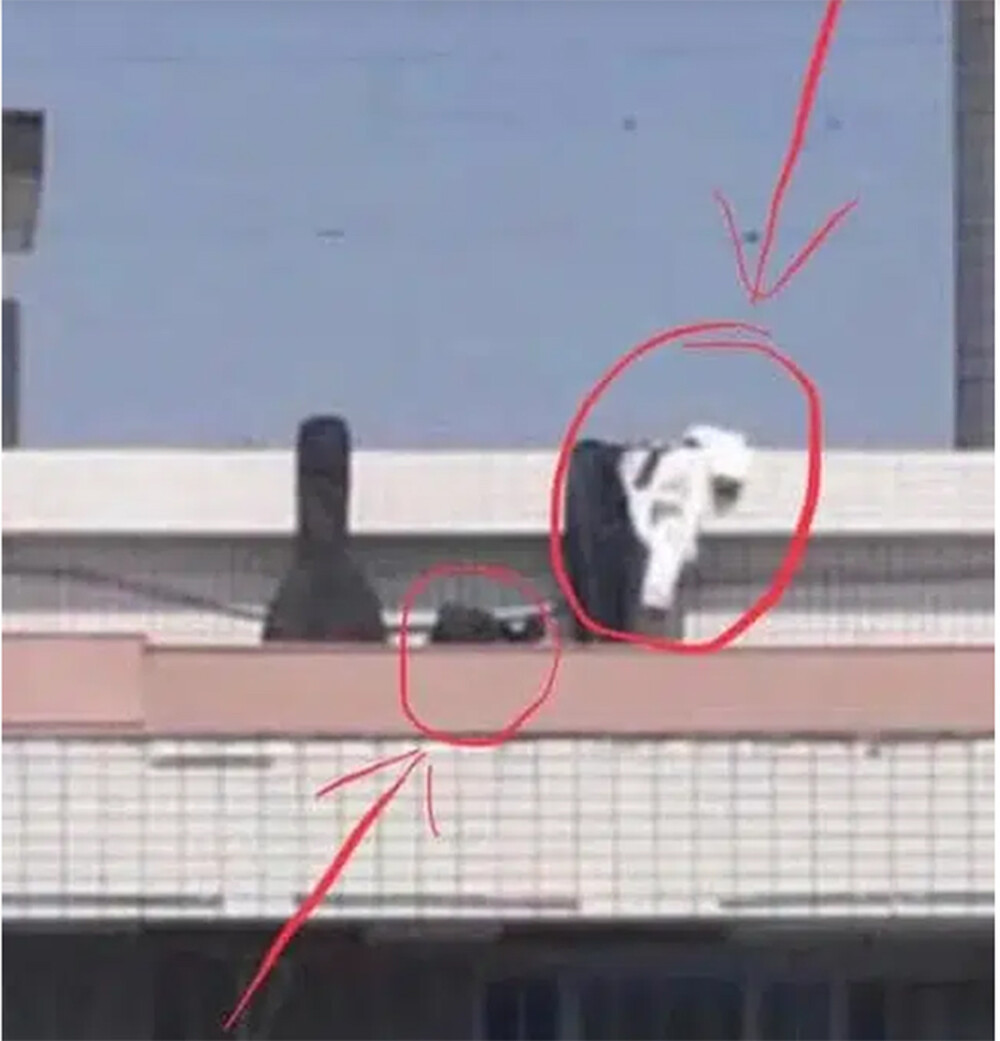 Những hình ảnh "diễn cảnh nóng" nơi công cộng này sau khi được đăng tải đã nhanh chóng thu hút sự chú ý của dư luận. Đa số đều cảm thấy nhức mát và ngán ngẩm với ý thức quá tệ của thế hệ trẻ bây giờ.