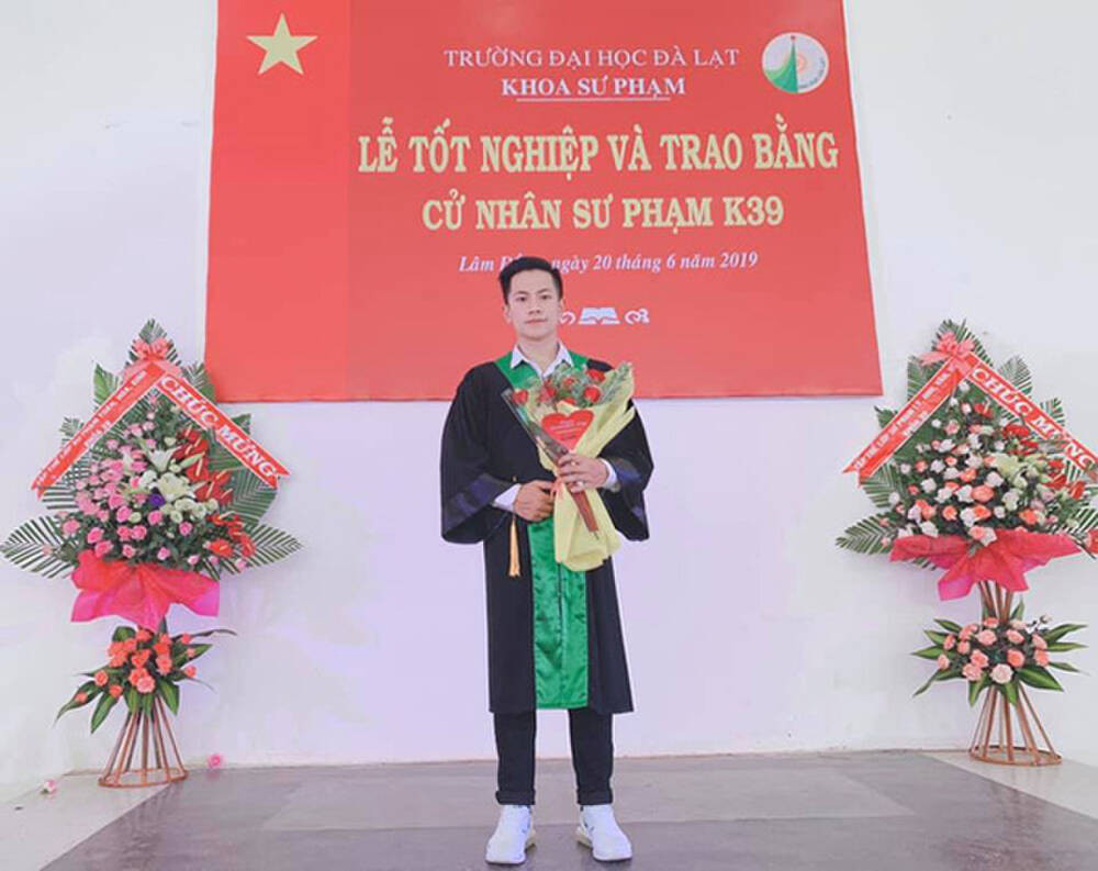 Thầy giáo Minh Trung có tên đầy đủ là Hồ Hoàng Minh Trung được mọi người biết đến qua bức ảnh được chụp trong ngày tốt nghiệp.