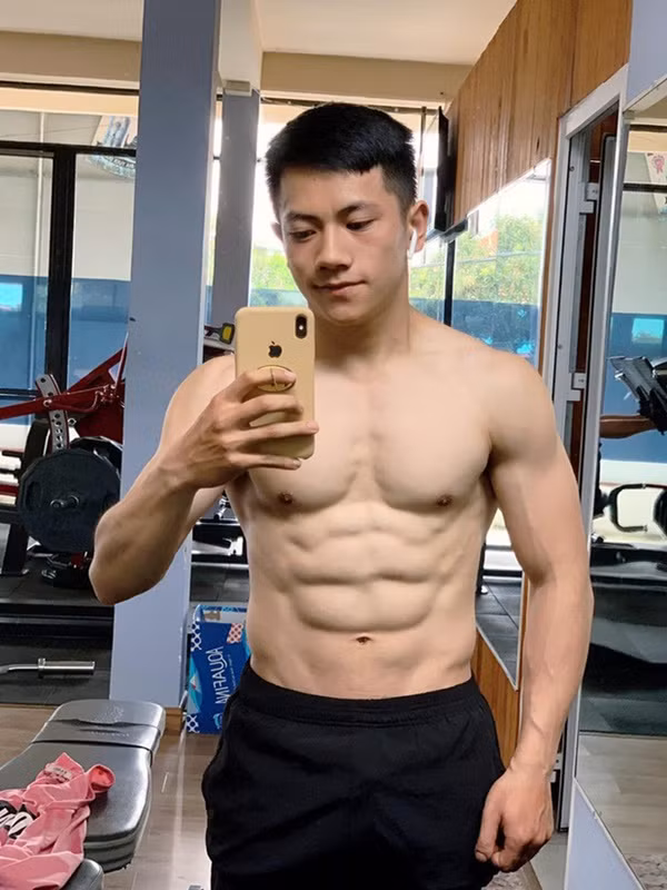 Minh Trung còn gây ấn tượng bởi thân hình săn chắc, chuẩn 6 múi khiến bao người mê mệt.