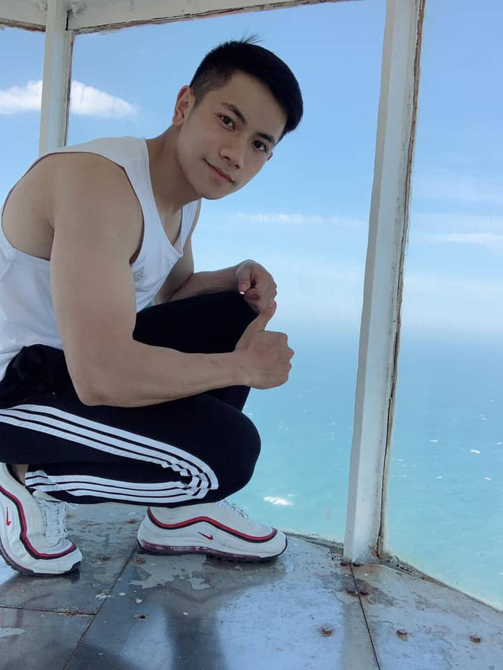 Dáng vóc thư sinh cao ráo, gương mặt thanh tú cùng thần thái chuẩn “soái ca” trong bộ đồ cử nhân, hot boy sinh năm 1997 đã chinh phục trái tim của hội chị em.