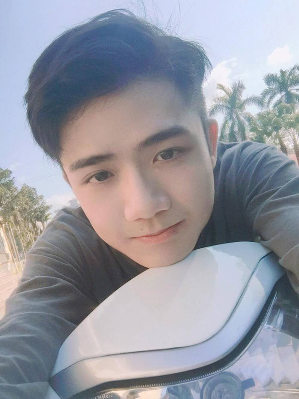 Sở hữu vẻ ngoài điển trai giống sao Hàn, hot boy sinh năm 1997 nhanh chóng nhận được nhiều sự yêu mến từ phía cộng đồng mạng. Ảnh: FBNV