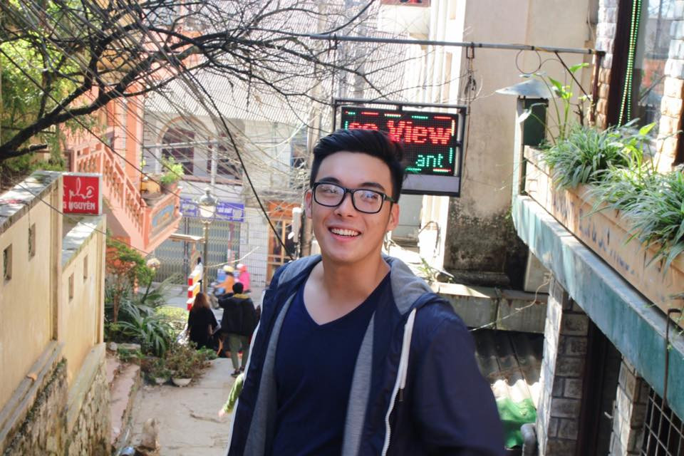 Chàng hot boy trường Luật gây ấn tượng với cộng đồng mạng nhờ sở hữu ống mũi cao và nụ cười ấm áp.