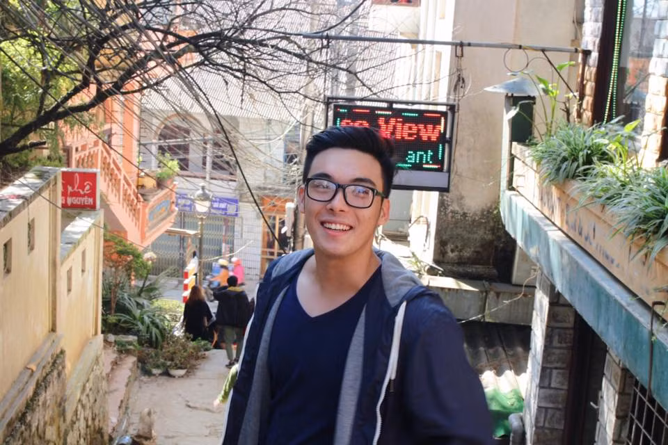 Chàng hot boy trường Luật gây ấn tượng với cộng đồng mạng nhờ sở hữu ống mũi cao và nụ cười ấm áp.