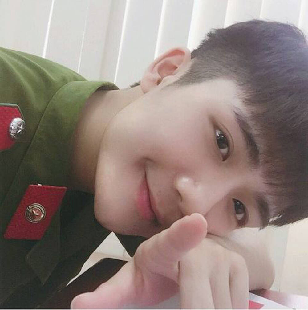 Triệu Đức được mọi người biết đến nhờ bức hình mặc quân phục được đăng tải trên diễn đàn trai đẹp.