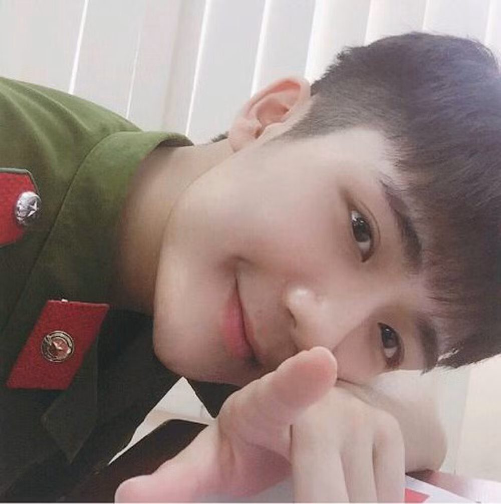 Triệu Đức được mọi người biết đến nhờ bức hình mặc quân phục được đăng tải trên diễn đàn trai đẹp.