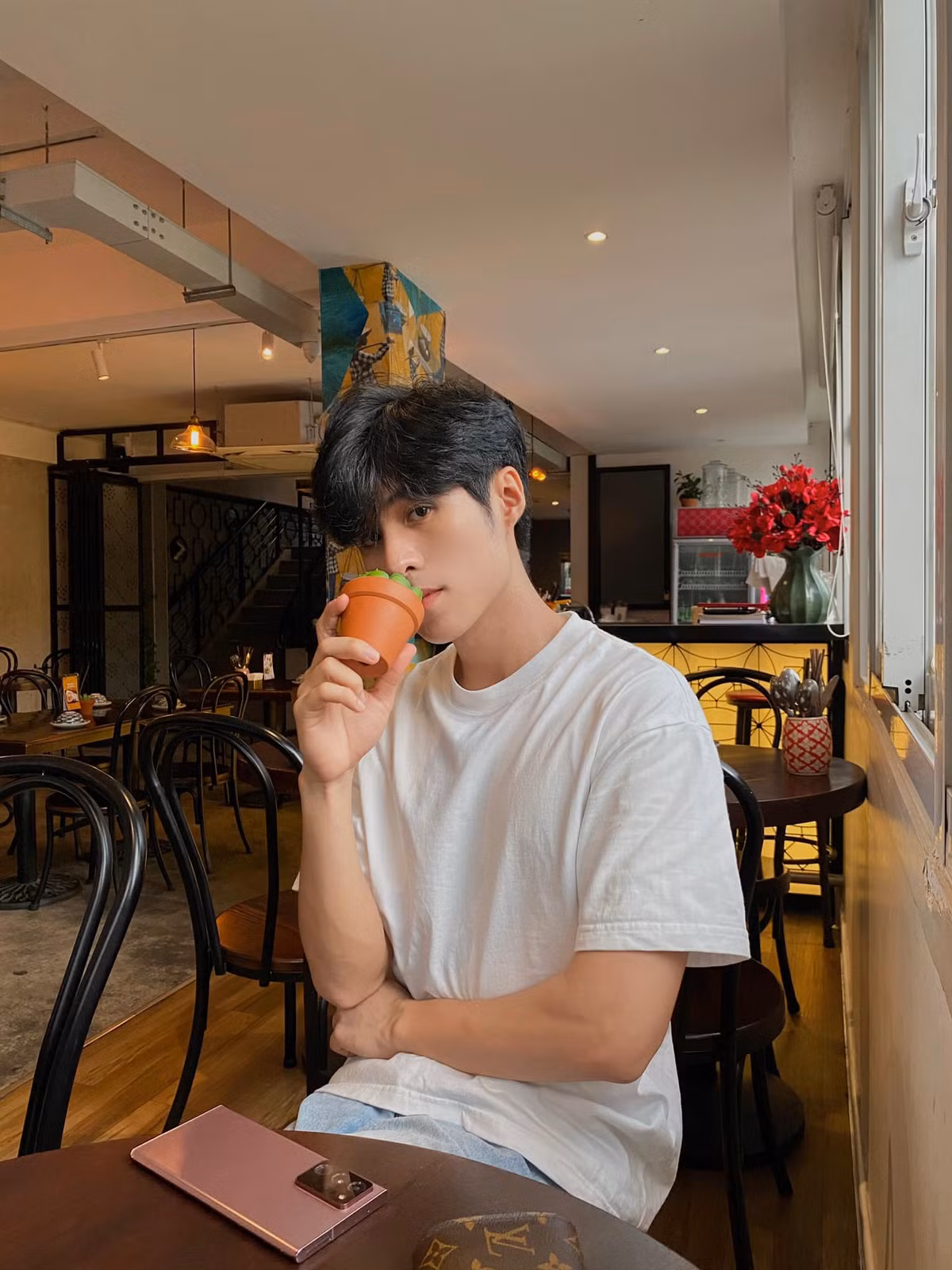 Chàng hotboy sinh năm 1997 sở hữu nét điển trai đầy “khí chất”, giọng hát ngọt ngào cùng khả năng sáng tác nhạc thiên phú.