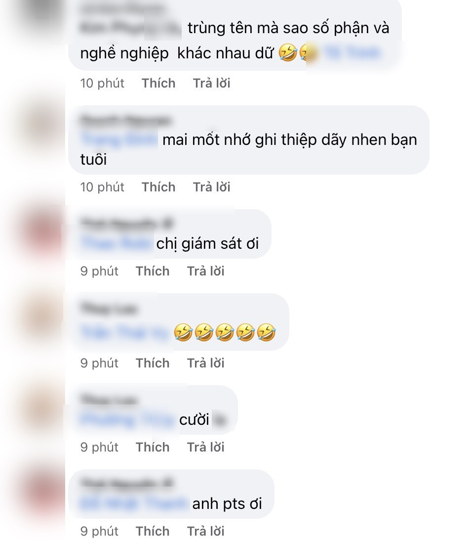 Hình ảnh chụp tấm thiệp cưới độc đáo này được đăng tải lên Facebook khiến dân tình hết sức xôn xao. Nghề nghiệp của cô dâu, chú rể cũng được giới thiệu luôn trên thiệp mời.