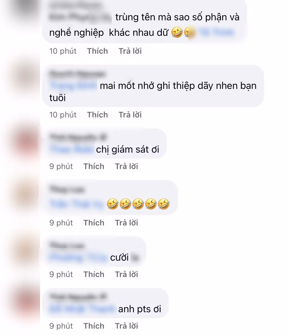Hình ảnh chụp tấm thiệp cưới độc đáo này được đăng tải lên Facebook khiến dân tình hết sức xôn xao. Nghề nghiệp của cô dâu, chú rể cũng được giới thiệu luôn trên thiệp mời.