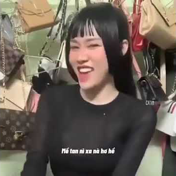 Cơn sốt cắt tóc gái Nhật bắt nguồn từ livestream của một cô gái có tên Kem Kabi. Để có thể thu hút được người xem thì Kem Kabi thường xuyên thay đổi kiểu tóc của mình và trong một lần được người xem hỏi về tóc mái ngang như mái nhà trông giống Samurai (kiếm sĩ Nhật Bản) của mình thì Kem Kabi đã trả lời rằng: "gái Nhật đó, mề tan nề xa ề ế ê".