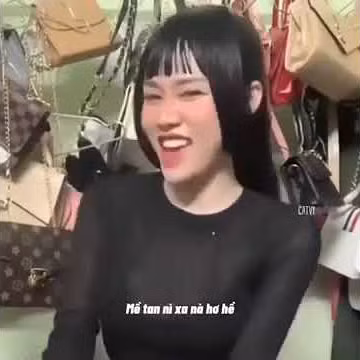 Cơn sốt cắt tóc gái Nhật bắt nguồn từ livestream của một cô gái có tên Kem Kabi. Để có thể thu hút được người xem thì Kem Kabi thường xuyên thay đổi kiểu tóc của mình và trong một lần được người xem hỏi về tóc mái ngang như mái nhà trông giống Samurai (kiếm sĩ Nhật Bản) của mình thì Kem Kabi đã trả lời rằng: "gái Nhật đó, mề tan nề xa ề ế ê".