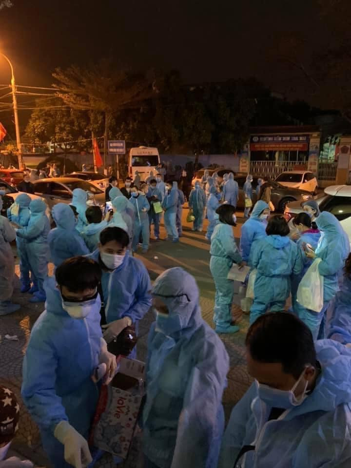 Dan mang gui van loi chuc 20 nhan vien y te vao tam dich-Hinh-3