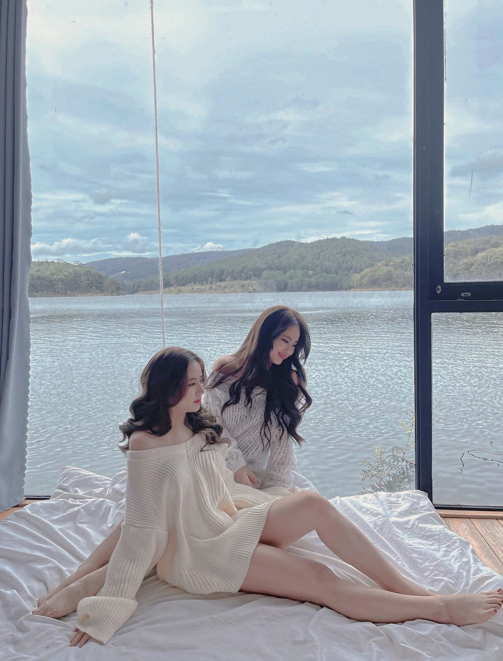 Trên Group Ghiền Đà Lạt, một tài khoản có tên Nếc Apie đã đăng tải loạt hình ảnh gây chú ý dân tình. Bộ ảnh này của hai chị em sinh đôi sở hữu nhan sắc xinh đẹp không khác gì hot girl.