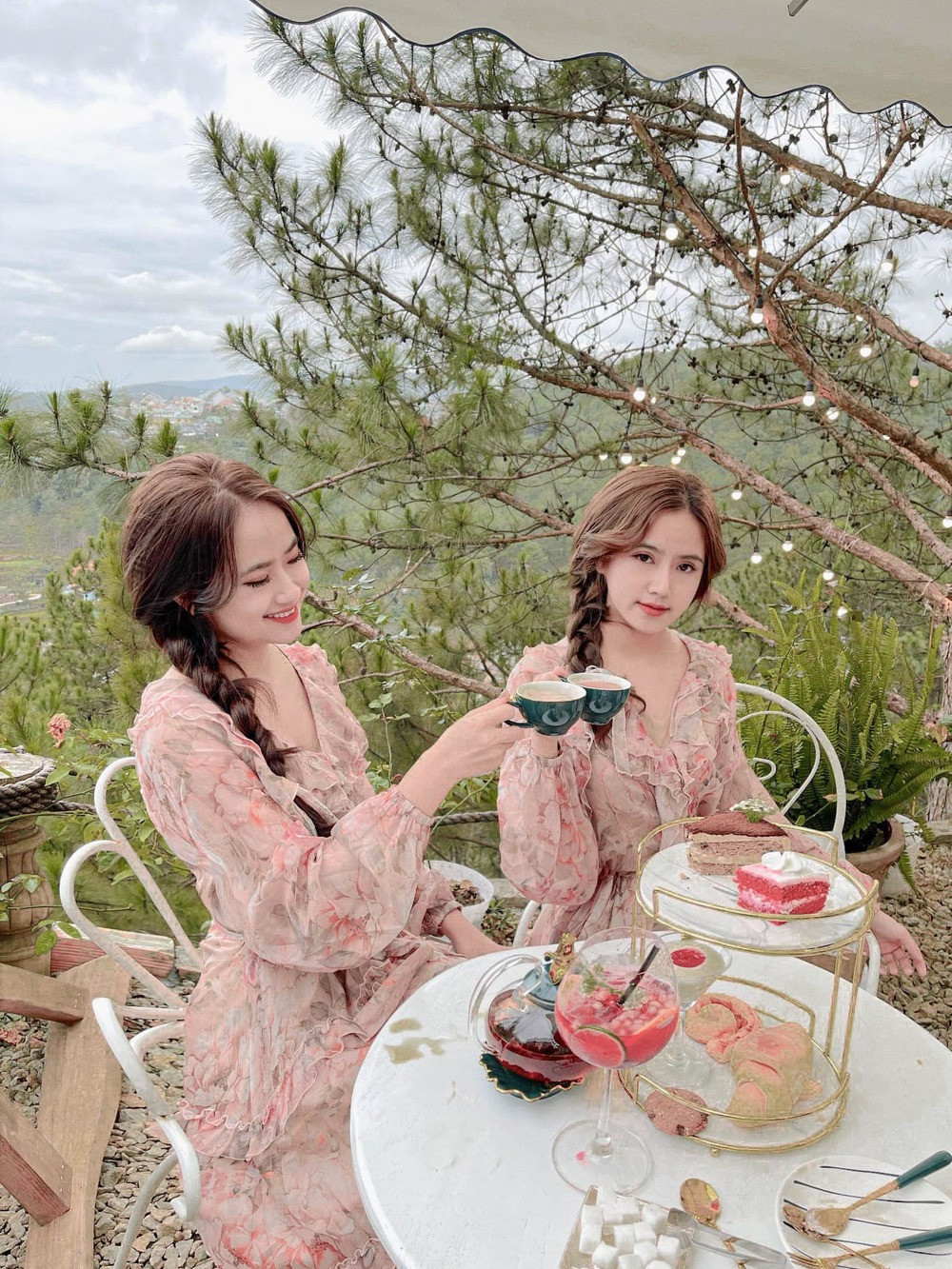 Trên dòng trạng thái có chia sẻ “Hai chị em sinh đôi. Mặc giống nhau, chứ mặt không giống nhau”, thế nhưng theo dõi hình ảnh có thể thấy hai cô gái này có nhan sắc xinh đẹp giống nhau. Hơn thế nữa cả hai còn sở hữu gu ăn mặc sang chảnh, hiện đại.