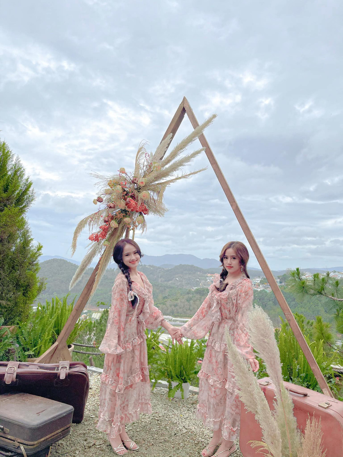 Hai gái xinh còn biết cách lựa chọn trang phục sao cho phù hợp với địa điểm.