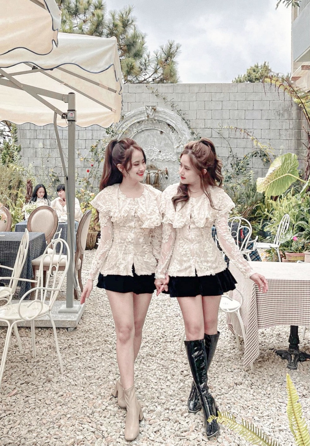 Theo tìm hiểu cặp chị em sinh đôi có tên là Nhật Anh - Minh Anh. Nếu Nhật Anh theo phong cách lạnh lùng, cá tính thì Minh Anh lại trái ngược, là người theo phong cách vui tươi.