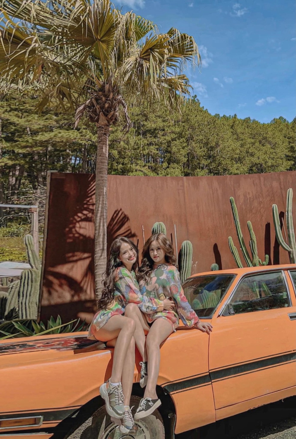 Với vẻ ngoài nổi bật, bộ ảnh của cặp chị em hot girl này đã được dân mạng liên tục thả tim nhiệt tình.