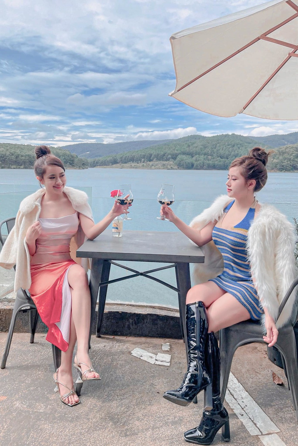 Với lợi thế xinh đẹp và có một thân hình chuẩn, nhiều người bày tỏ sự quan tâm đối với những set đồ mà cả hai đã mặc để check-in ở Đà Lạt.