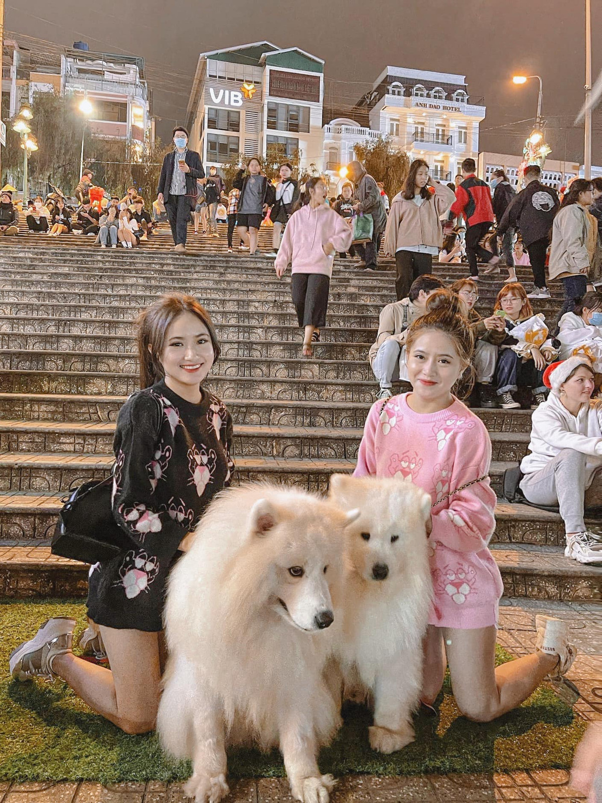 Cặp chị em khiến dân mạng chao đảo vì quá xinh đẹp. Ảnh: Anna Minh Anh