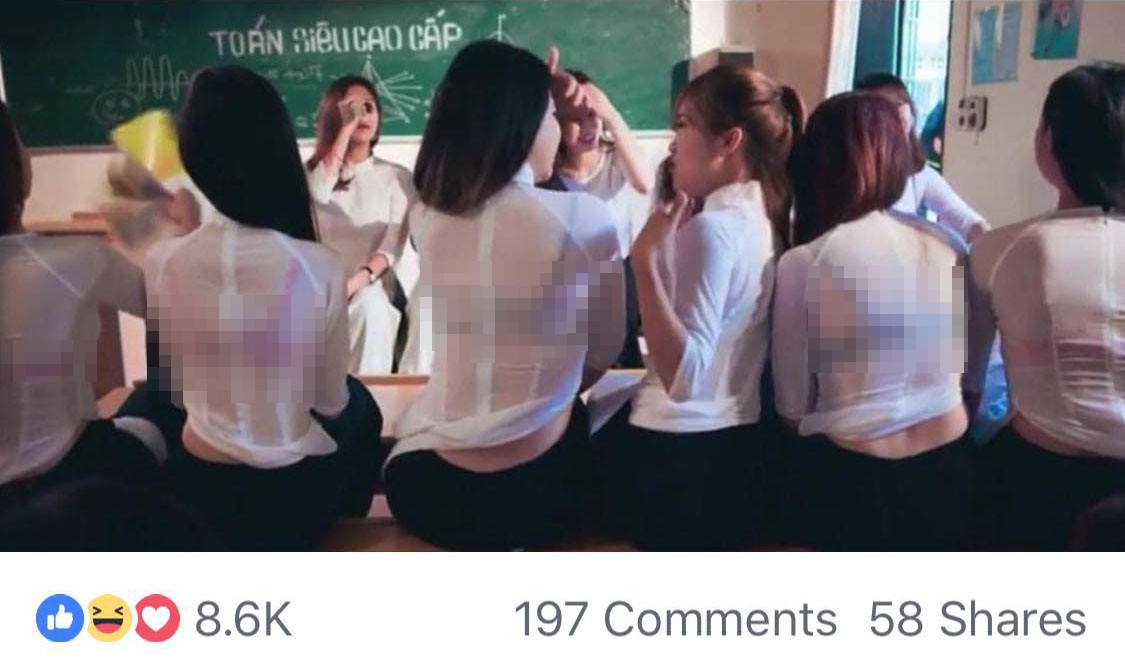 Không ít lần chiếc áo dài truyền thống trở thành "nạn nhân" của những pha thử nghiệm thời trang. Có người diện áo dài với chiếc quần ngắn để có cơ hội khoe đôi chân nõn nà sau tà áo, có người lại mặc kèm quần jeans nhưng buộc túm tà áo phía trước,...