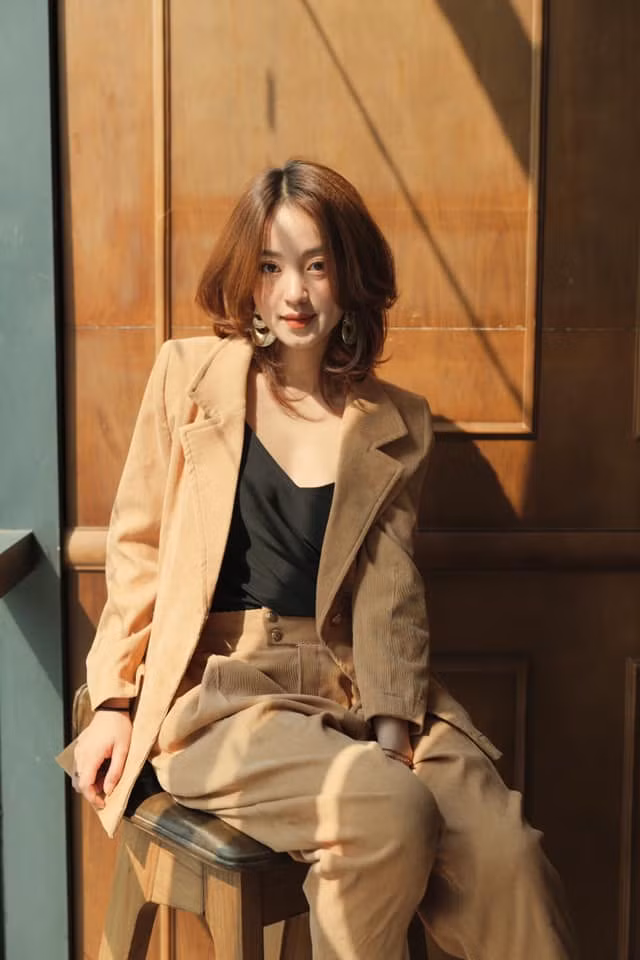 Cô xuất hiện trong những trang phục kín đáo và đúng “chất” một bà mẹ nhưng lại cực kỳ phong cách.