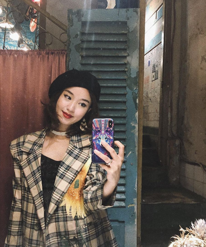 Hot girl Mi Vân (tên thật là Nguyễn Mi Vân, SN 1988) là một trong những hotgirl đời đầu đình đám cùng thời với Thủy Top, Hoàng Thùy Linh, Vân Navy…