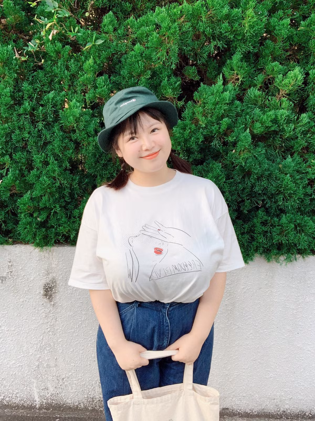 Hiện tại, Thu Trang đang học tập và làm việc chăm chỉ, những khi rảnh rỗi cô gái trẻ sẽ tụ tập cùng bạn bè hoặc ra ngoài hò hẹn với người bạn trai của mình.