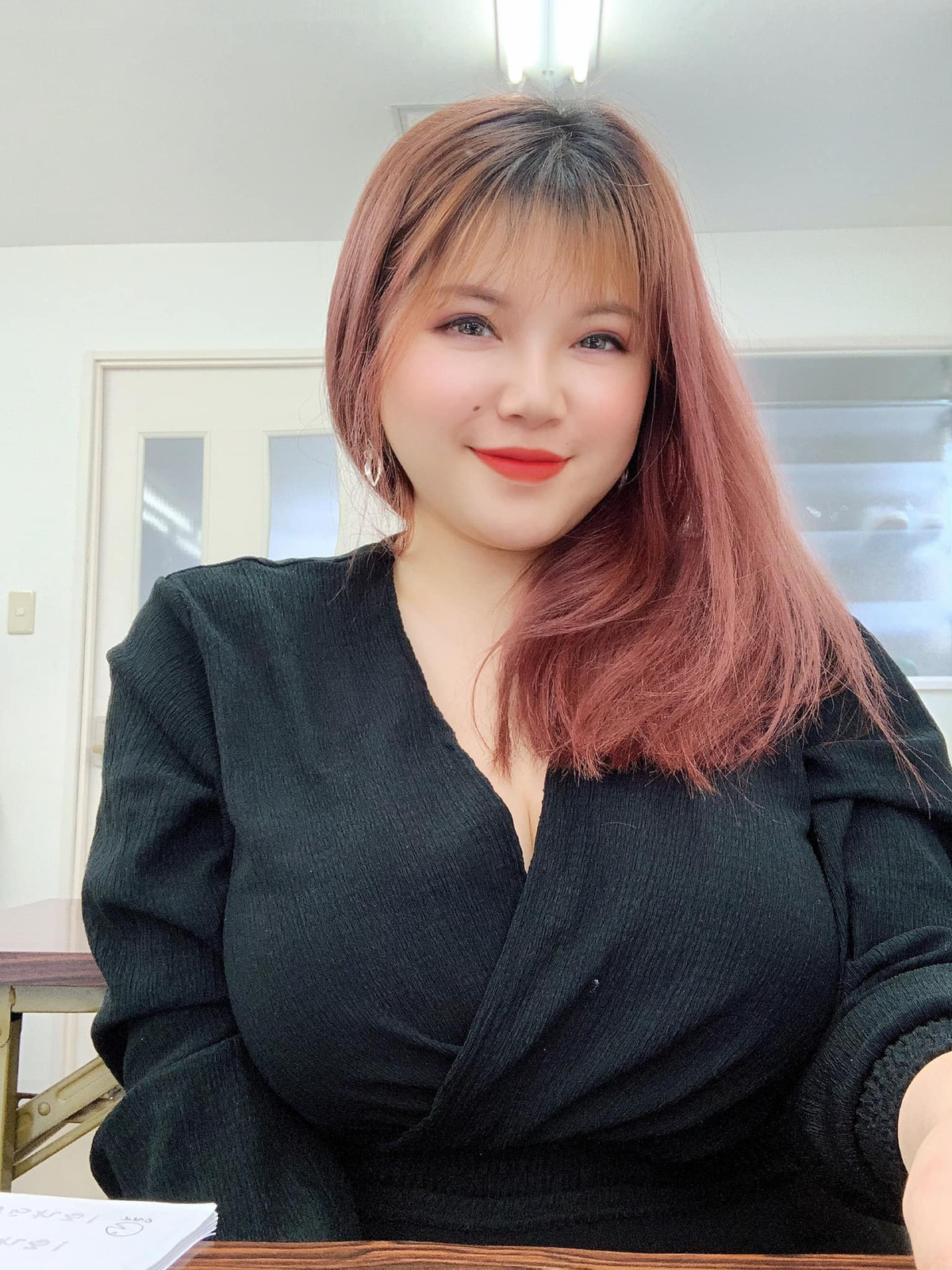 Bức ảnh của Thu Trang nhanh chóng kéo tương tác hàng ngàn bình luận. Tuy nhiên, đa phần ý kiến đều chỉ trích thậm tệ việc nữ sinh này lấy chính vùng nhạy cảm của bản thân cố tình câu tương tác.