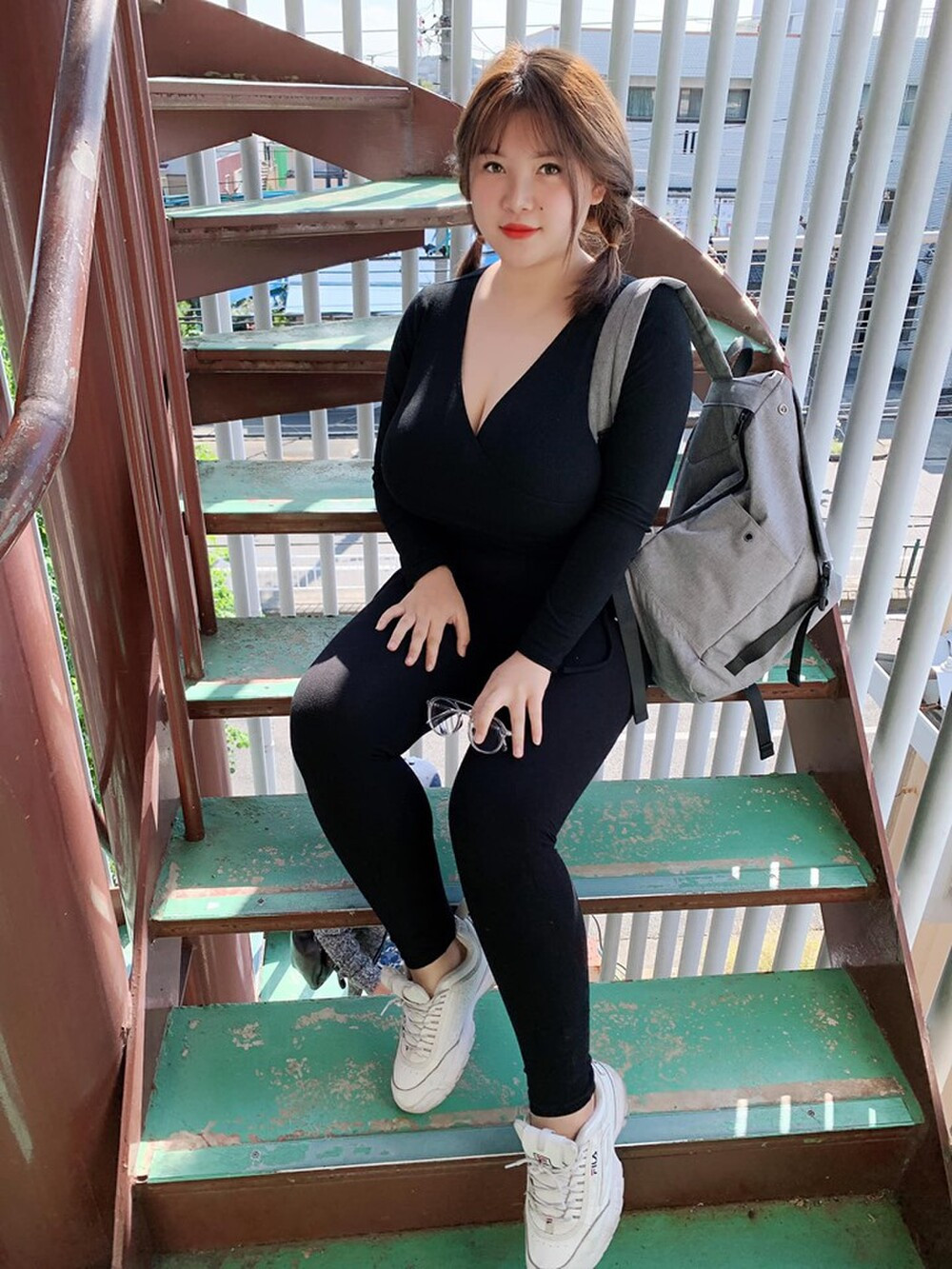 Võ Thị Thu Trang từ lâu được cộng đồng mạng biết đến với danh xưng "hot girl ngực khủng" Hải Dương. Cô nàng gây ấn tượng với số đo vòng 1 quá khổ.