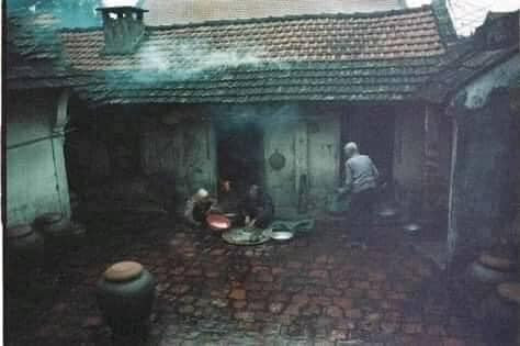 Ngày xưa chỉ vài chiếc bánh chưng, hộp mứt Tết, dăm ba lạng thịt là cũng có thể thành Tết.