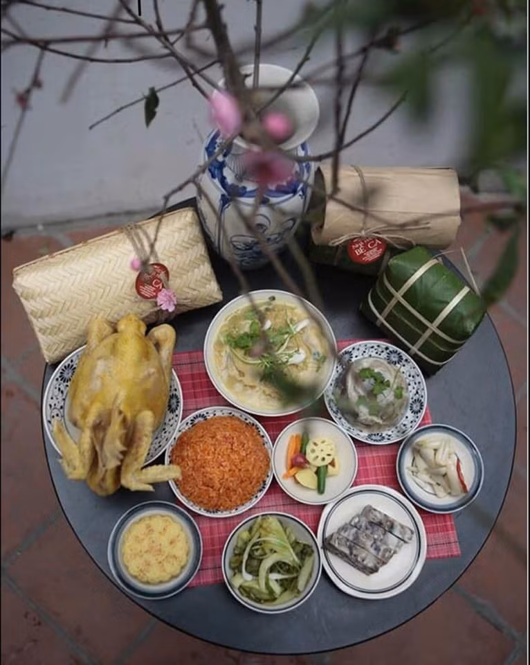 Gà luộc, bánh chưng, dưa hành là những món ăn không thể thiếu trong ngày Tết Nguyên Đán.