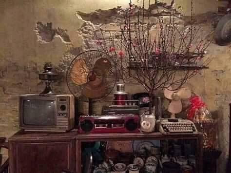 Hình ảnh Tết Nguyên Đán xưa vẫn là hoa đào, hoa mai, vẫn bánh chưng và không khí nhộn nhịp của ngày Tết, nhưng Tết của ngày xưa và ngày nay đã khác nhau rất nhiều.