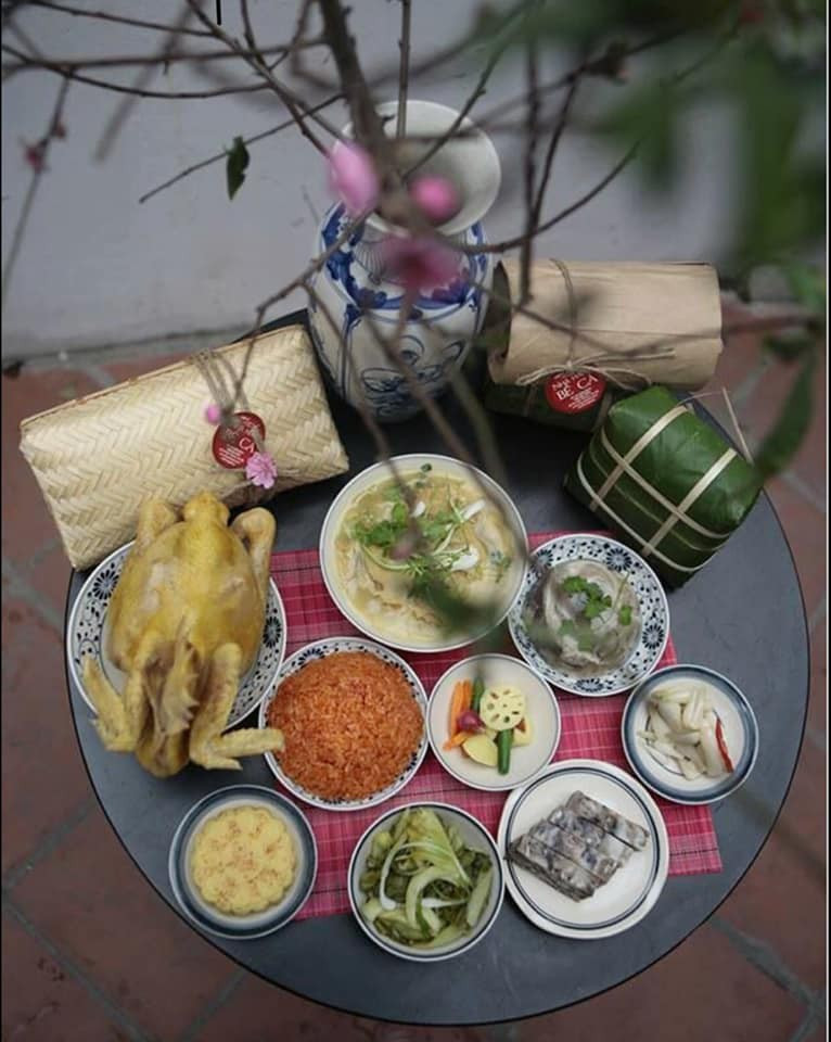Gà luộc, bánh chưng, dưa hành là những món ăn không thể thiếu trong ngày Tết Nguyên Đán.