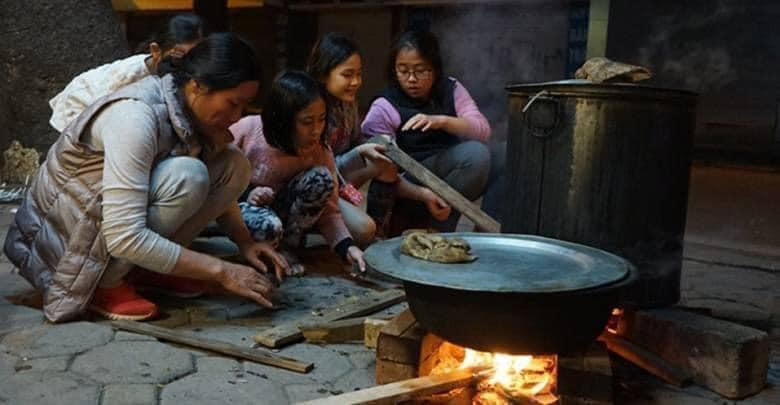 Cứ đến ngày 26, 27 Tết, cả nhà lại tấp nập rửa lá, đãi đậu, vo gạo chuẩn bị gói bánh chưng. Hình ảnh này hiện tại rất khó bắt gặp ở các thành phố lớn.