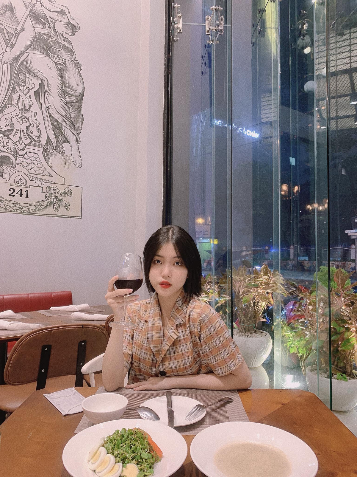 Thân hình mảnh mai, mái tóc ngắn cá tính cùng gương mặt cuốn hút chính là sự ấn tượng của cô để lại cho tất cả mọi người.