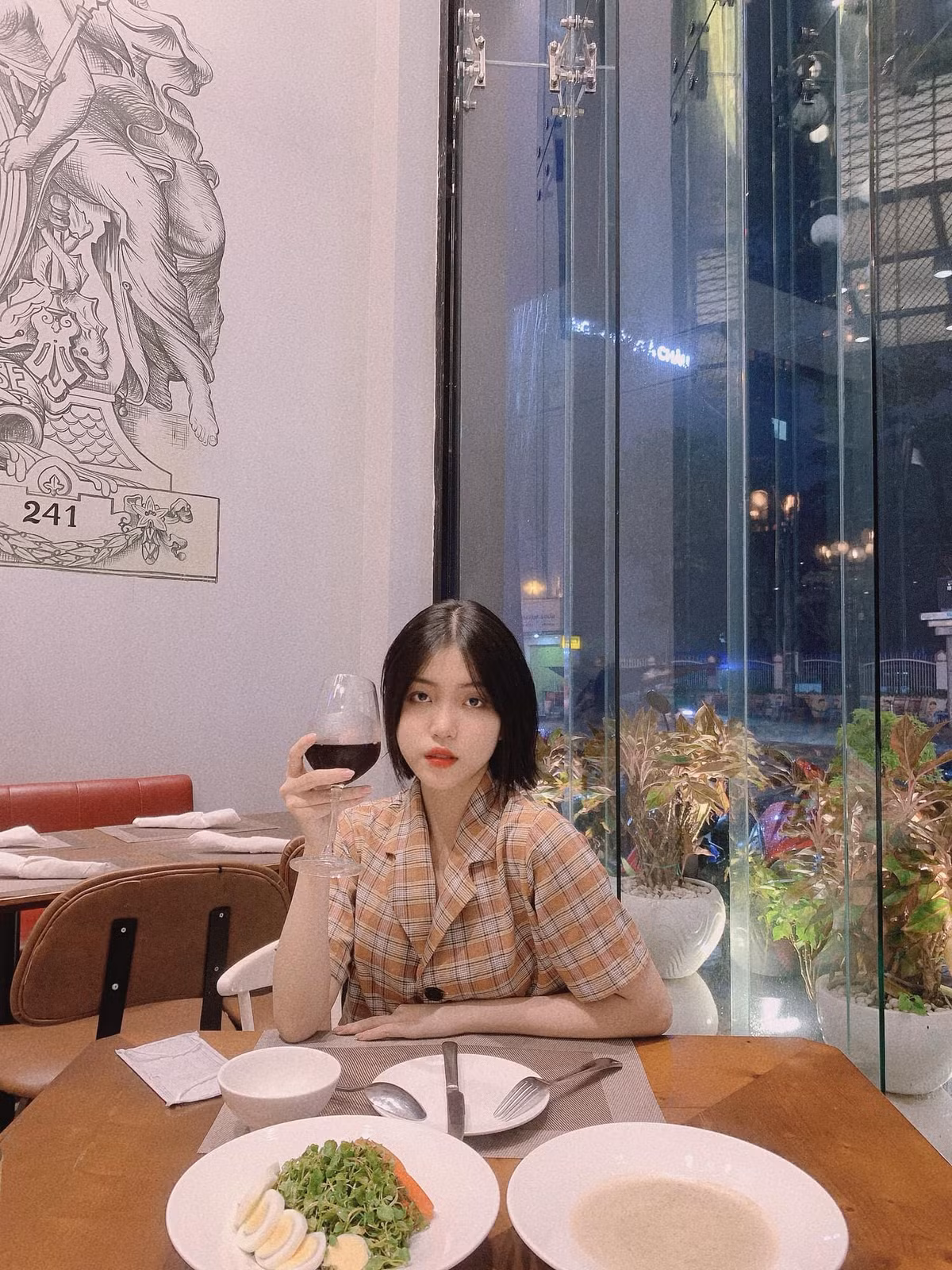 Thân hình mảnh mai, mái tóc ngắn cá tính cùng gương mặt cuốn hút chính là sự ấn tượng của cô để lại cho tất cả mọi người.