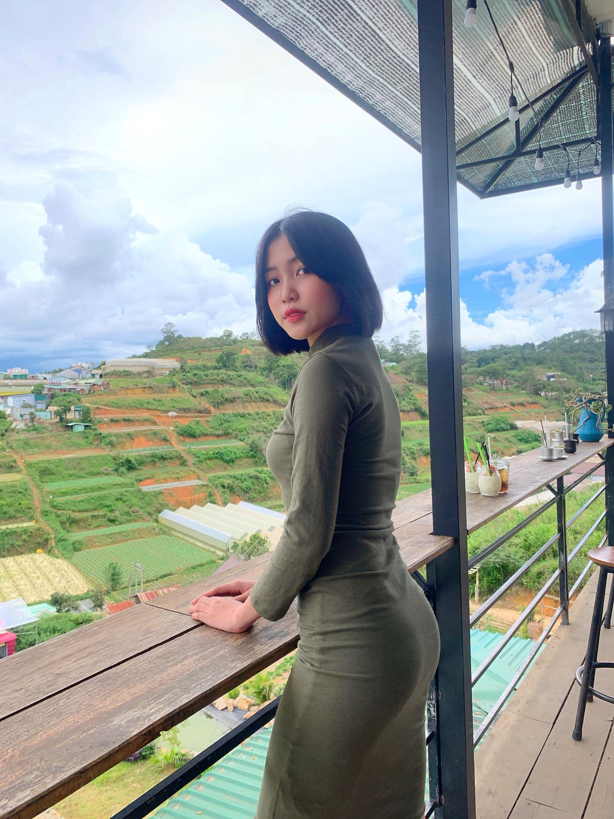 Trong những tấm hình của mình, Phi Nhung đều thể hiện vẻ đẹp thanh lịch, cuốn hút pha chút cá tính.