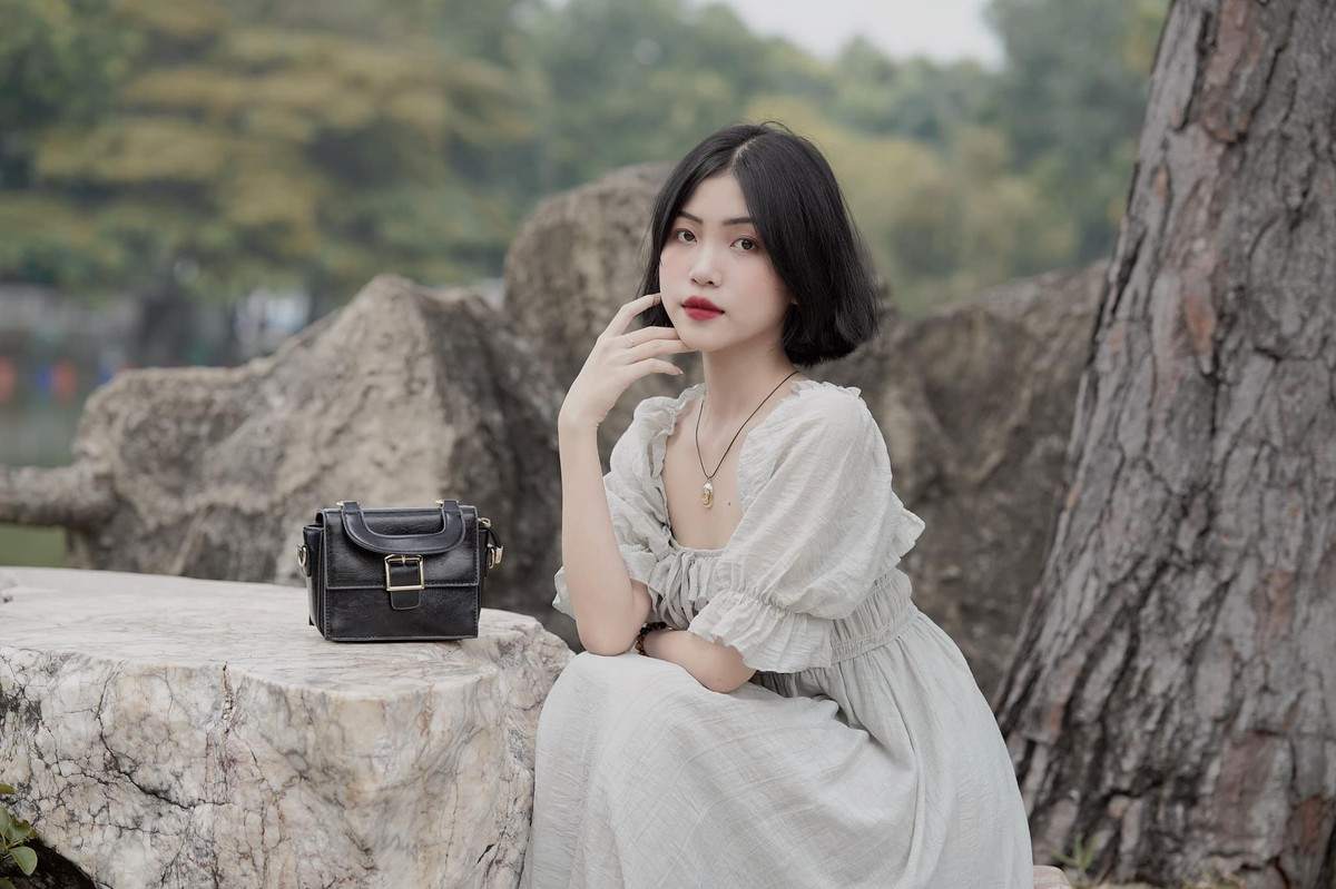 Phi Nhung có phong cách thời trang khá đa dạng. Bình thường, cô nàng sẽ ưu tiên lựa chọn trang phục năng động, thoải mái. Nhưng khi cần, nữ sinh 2K vẫn “bánh bèo”, nữ tính và duyên dáng.