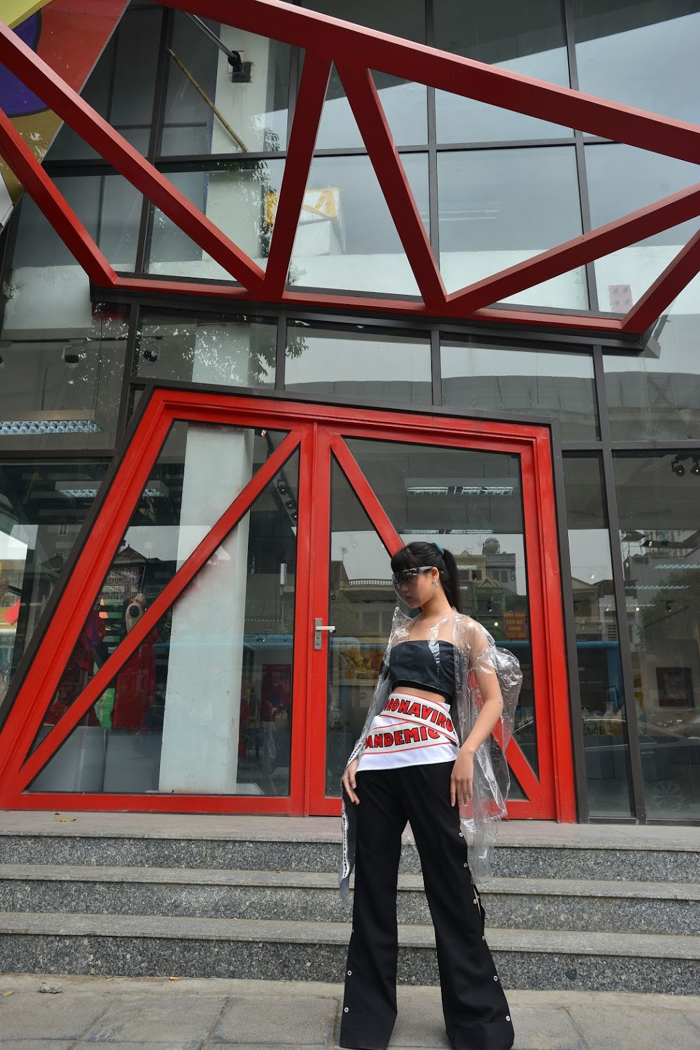 Những bộ trang phục này được các bạn sinh viên may trực tiếp tại xưởng thực hành của trường Đại học Kiến trúc Hà Nội.