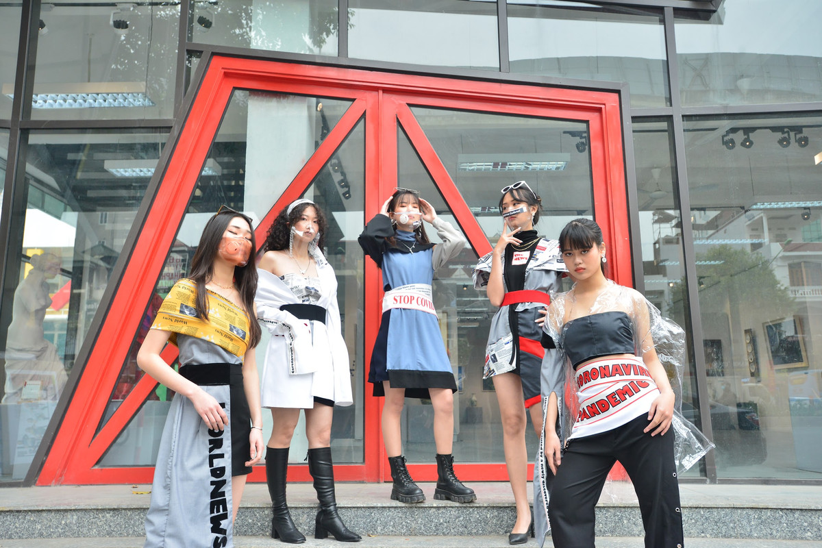 Những chiếc khẩu trang trong suốt được thiết kế cùng phụ kiện cầu kỳ, được sử dụng đúng cách, mang lại an toàn cho người sử dụng.