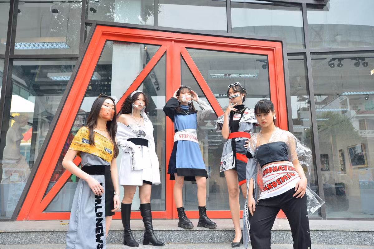 Những chiếc khẩu trang trong suốt được thiết kế cùng phụ kiện cầu kỳ, được sử dụng đúng cách, mang lại an toàn cho người sử dụng.