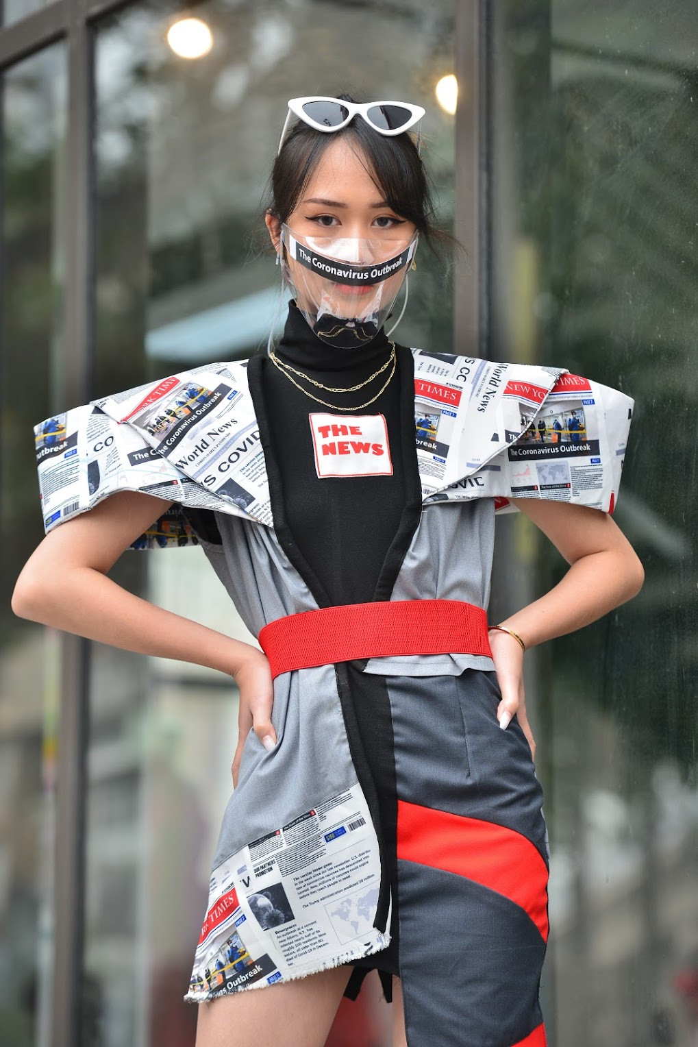 Bộ thời trang để lại nhiều ấn tượng mạnh về tạo hình và thông điệp mà các bạn truyền tải.