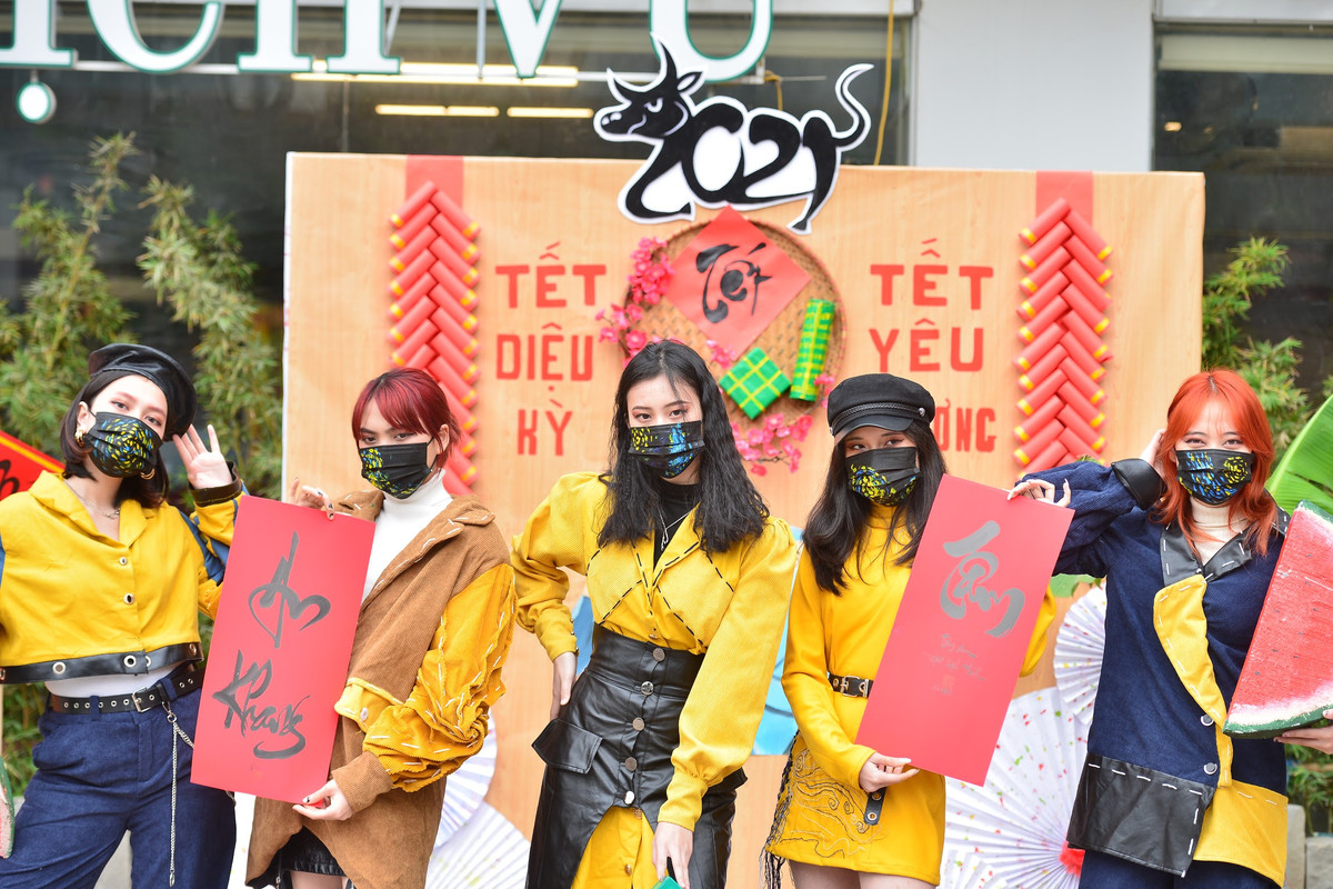 Khẩu trang được vẽ bằng màu acrylic tông xanh, vàng, đen phù hợp với bộ trang phục, đủ gây ấn tượng với người đối diện.