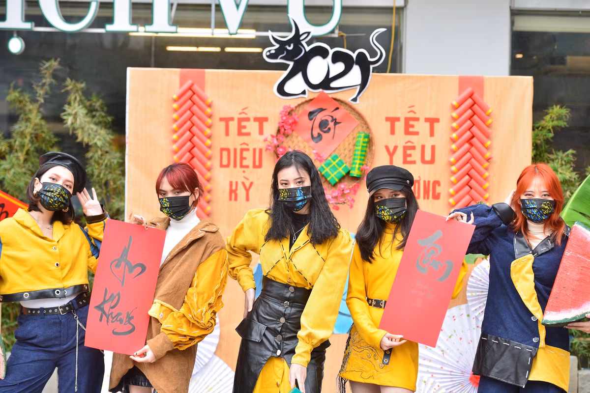 Khẩu trang được vẽ bằng màu acrylic tông xanh, vàng, đen phù hợp với bộ trang phục, đủ gây ấn tượng với người đối diện.